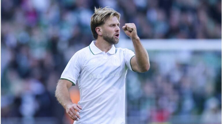 Stürmer Niclas Füllkrug im Trikot von Werder Bremen gestikuliert auf dem Spielfeld.
