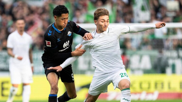 Niclas Füllkrug von Werder Bremen bejubelt ein Tor im weißen Sondertrikot