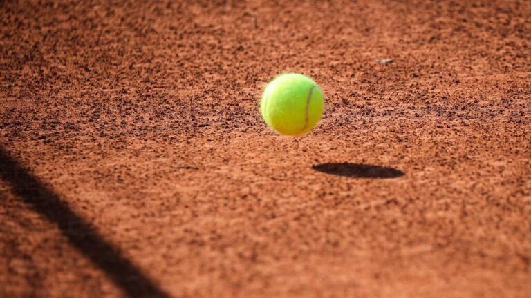 Ein roter Sandplatz im Tennis, symbolisch für die 24-jährige Sperre des serbischen Profis Stefan Milicevic.